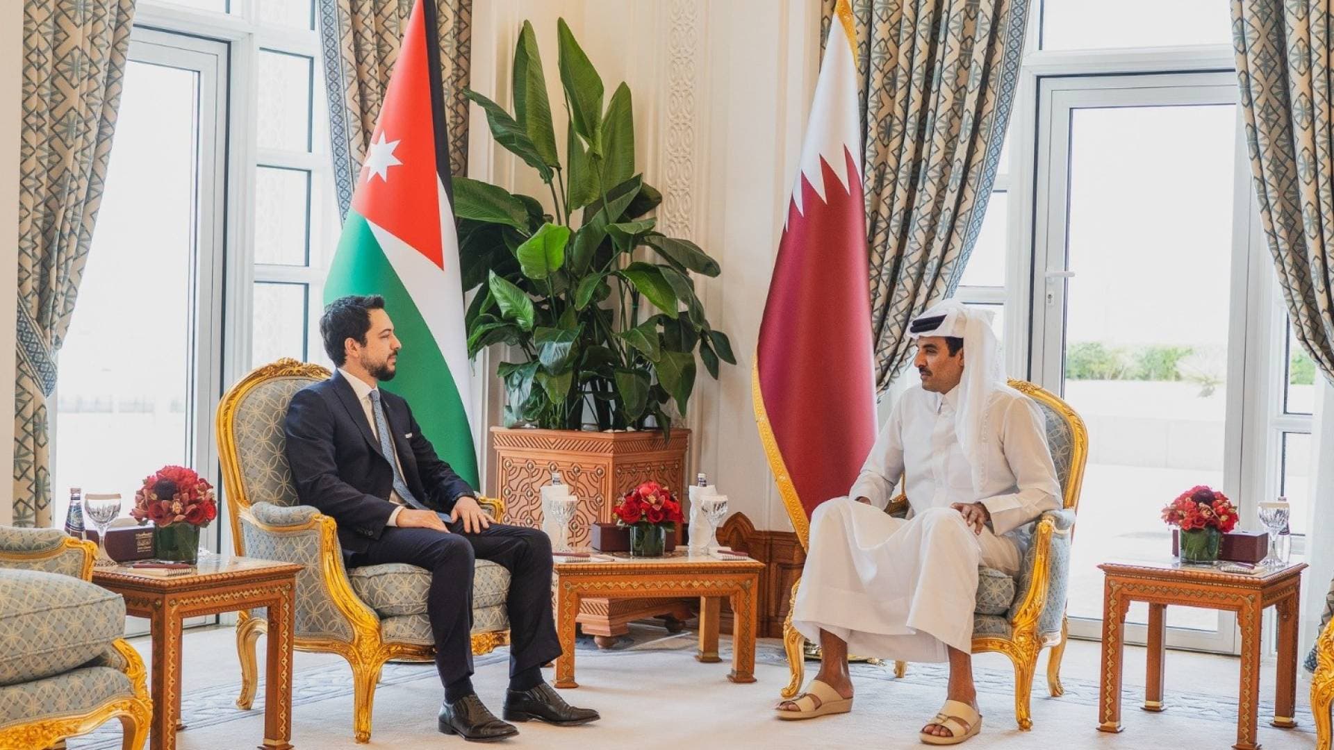 ولي العهد يلتقي أمير دولة قطر في الدوحة - فيديو