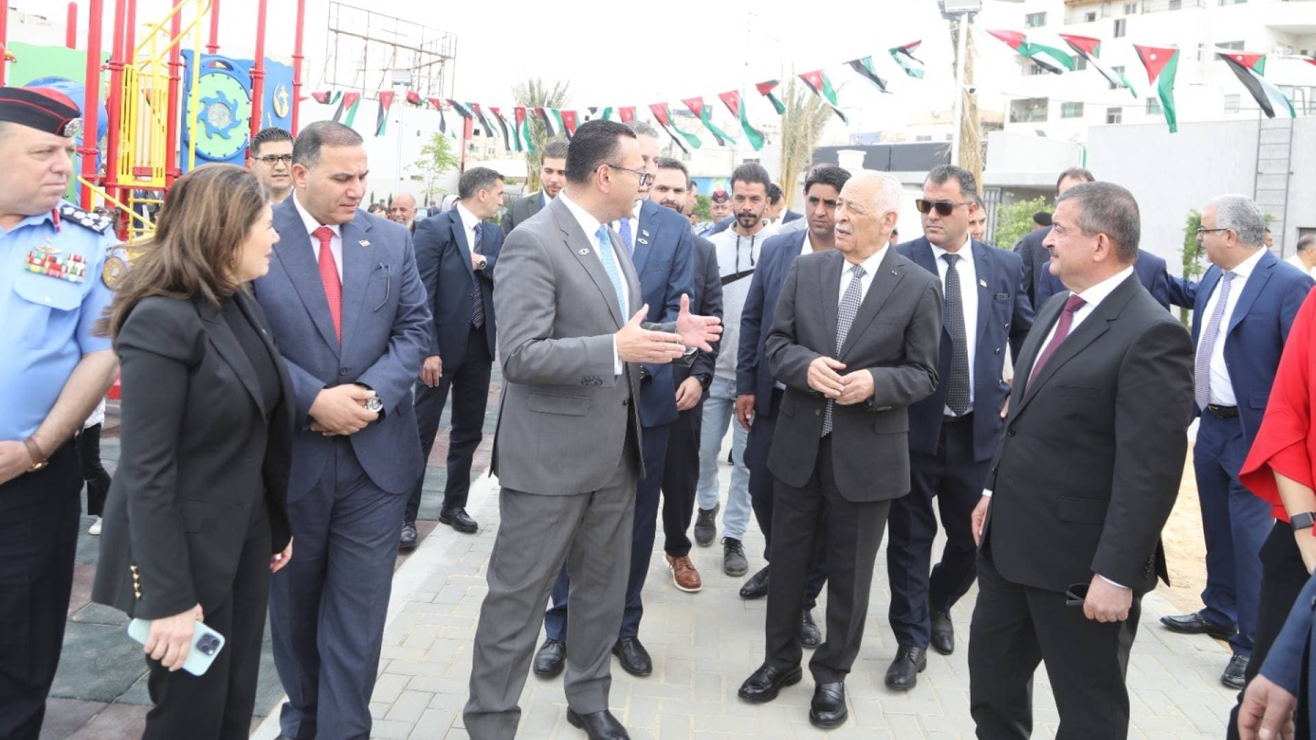 تزامنا مع الزيارة الملكية للزرقاء.. العيسوي يفتتح مشروع إعادة تأهيل حديقة البنك العربي ومكتبة عبدالحميد شومان.. فيديو
