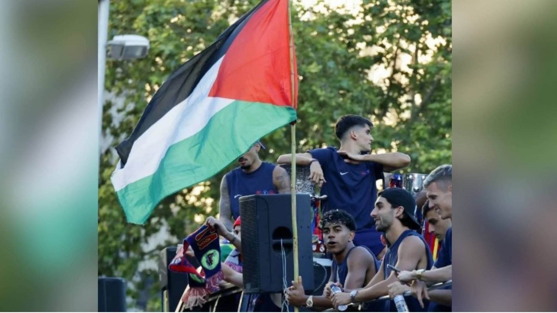 لامين يامال يخطف الأنظار بعلم فلسطين في احتفالات تتويج برشلونة بـ "لا ليغا"